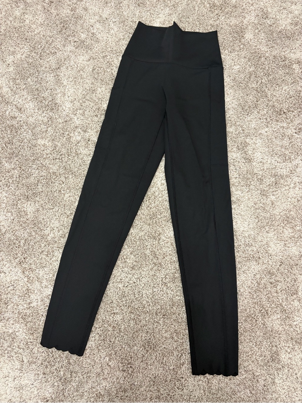 Aerie Offline High-Waisted Black Scallop Hem Leggings